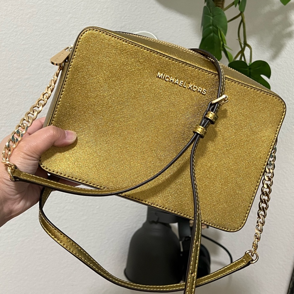 •LIKE NEW•MICHAEL KORS Metallic Gold Crossbody Bag